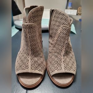 Vince Camuto heels size 8.5